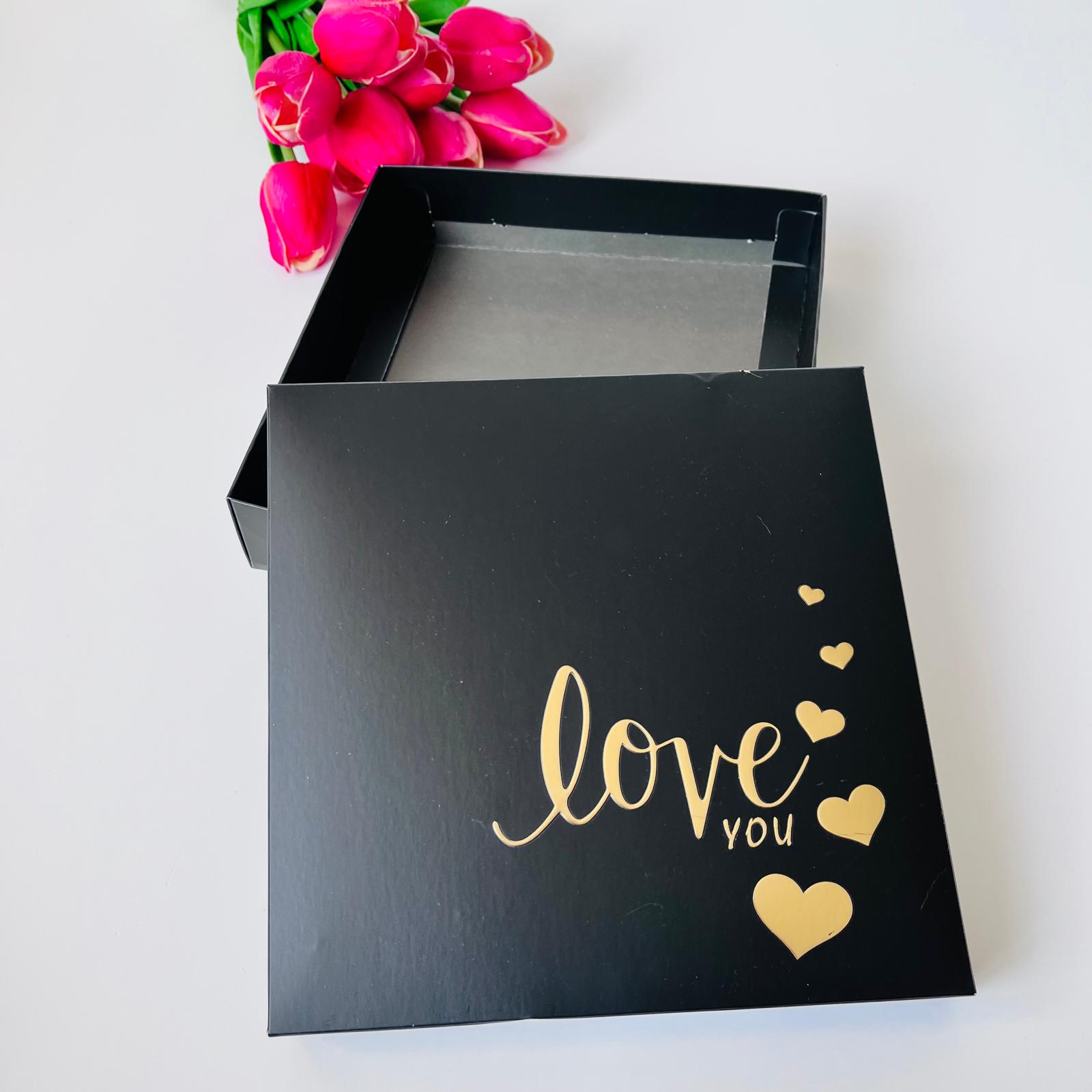 18x18x4 Gold Yaldız Love Baskılı Karton Kutu — ürün görseli